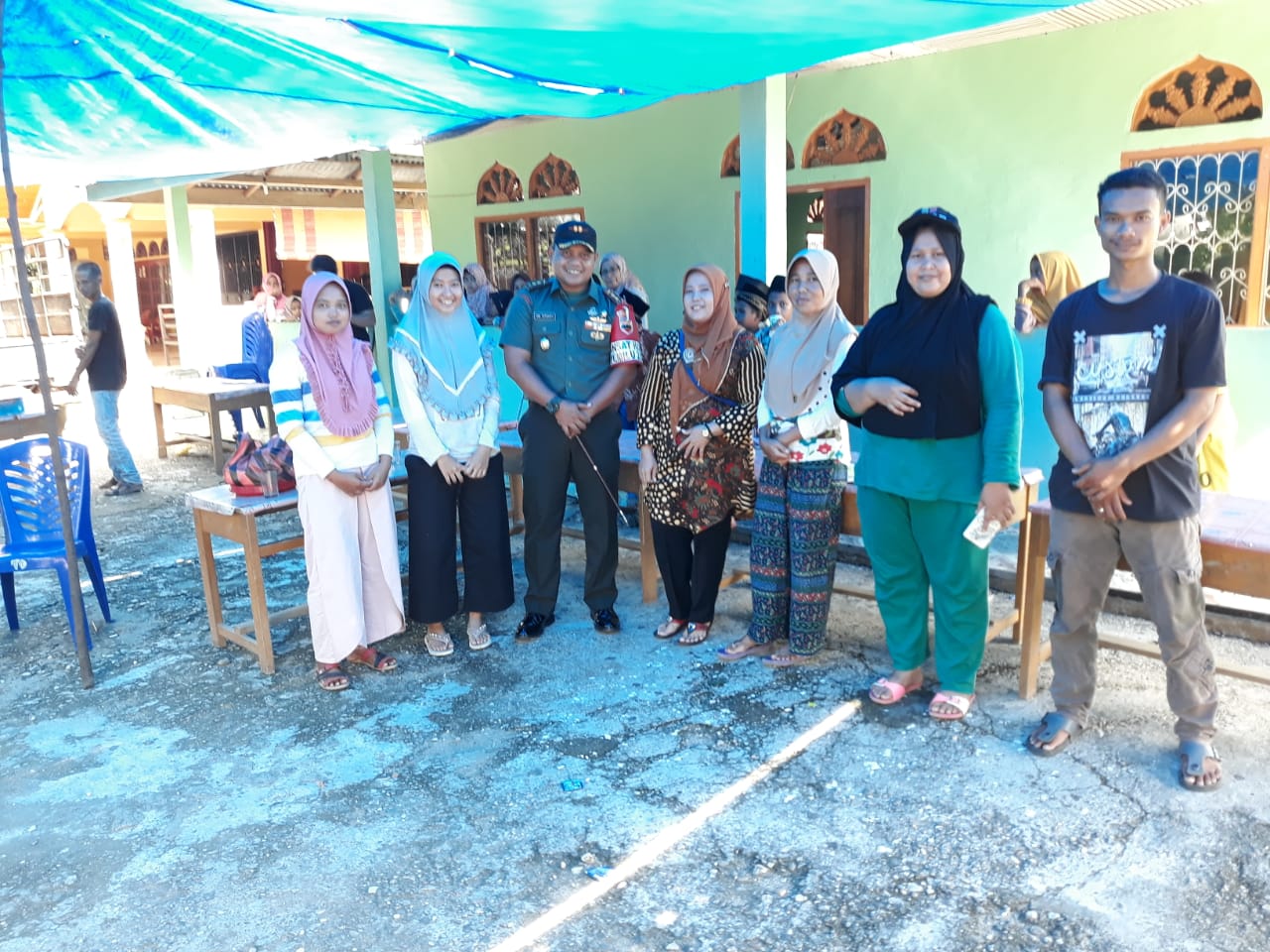 Dandim 0310SSD, didampingi Ketua TPS 3, bersama anggotanya foto bersama saat persiapan TPS setempat